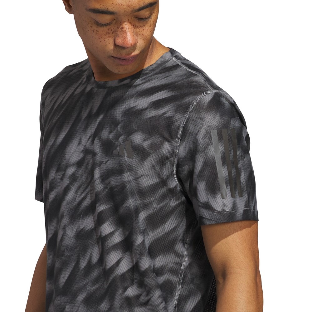 アディダス（adidas）（メンズ）オウン ザ ラン 総柄プリント 半袖Tシャツ TX758-JZ5476