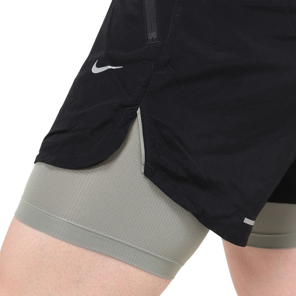 ナイキ（NIKE）（メンズ）ストライド ディビジョン ドライフィット 撥水 2イン1 ランニングショートパンツ インナーパンツ付き FZ1136-010