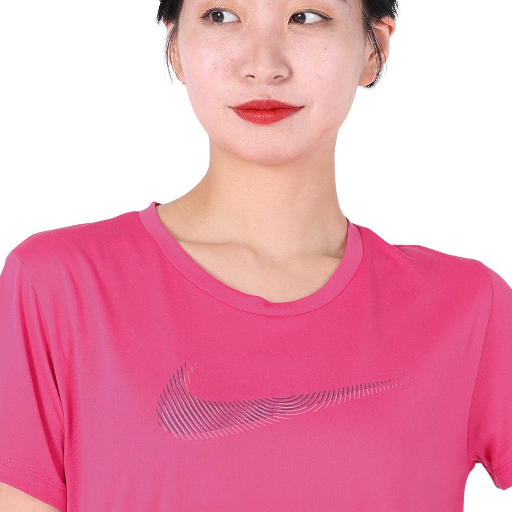 ナイキ（NIKE）（レディース）ドライフィット スウッシュ ショートスリーブ ランニングトップ FB4697-615