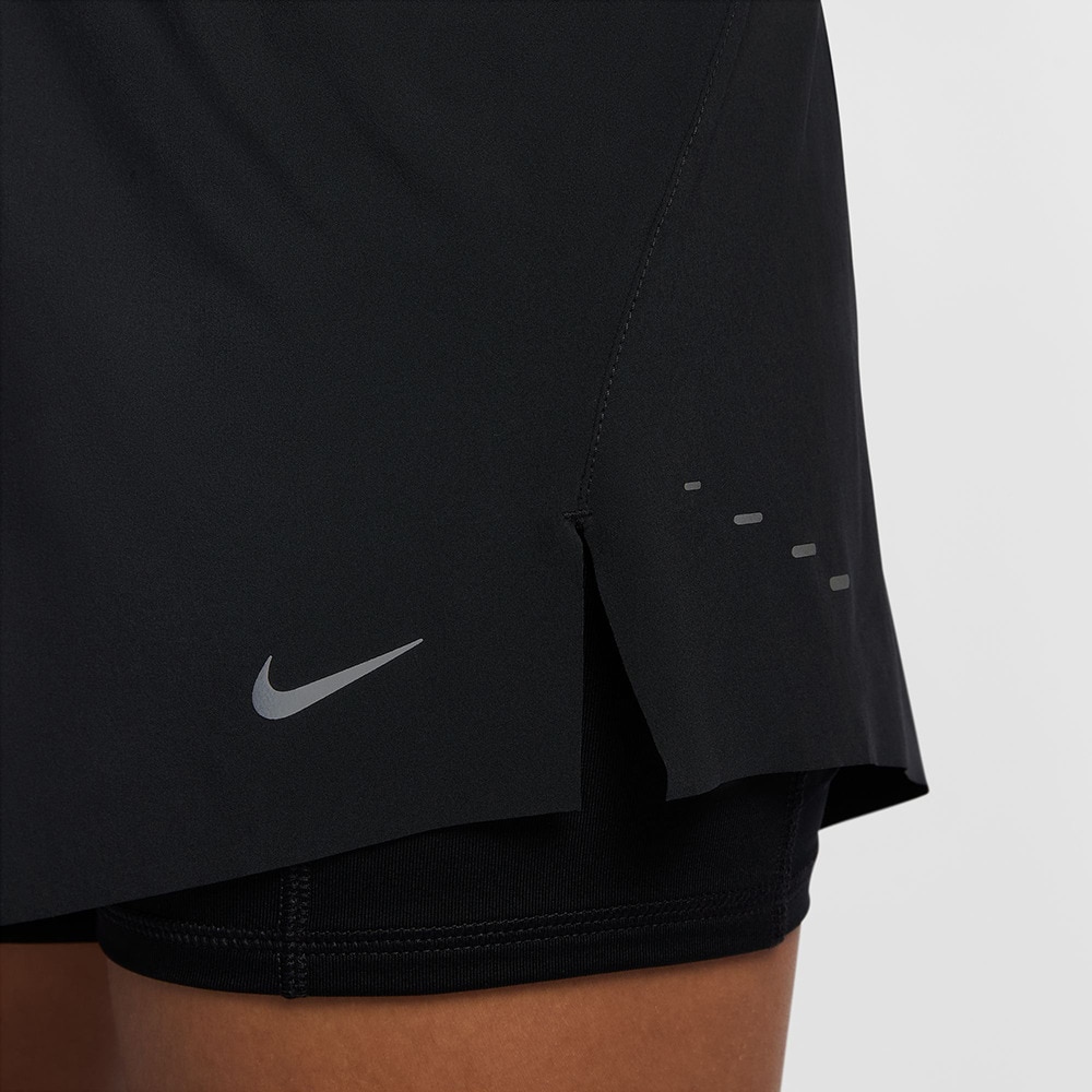 ナイキ（NIKE）（レディース）スウィフト Dri-FIT ミッドライズ 2イン1 ランニングショートパンツ インナータイツ付き HJ5377-010