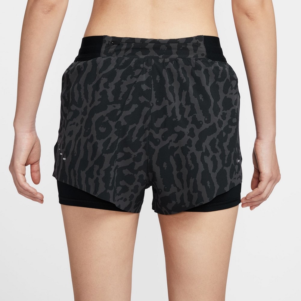 ナイキ（NIKE）（レディース）スウィフト ドライフィット ミッドライズ 2イン1 プリント ランニングショートパンツ インナータイツ付き IB5849-010
