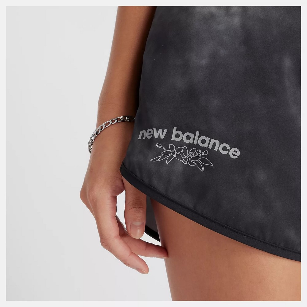 ニューバランス（new balance）（レディース）Nagoya Marathon Printed 5 Inch ミッドライズ丈 ショートパンツ AWS5105YBK