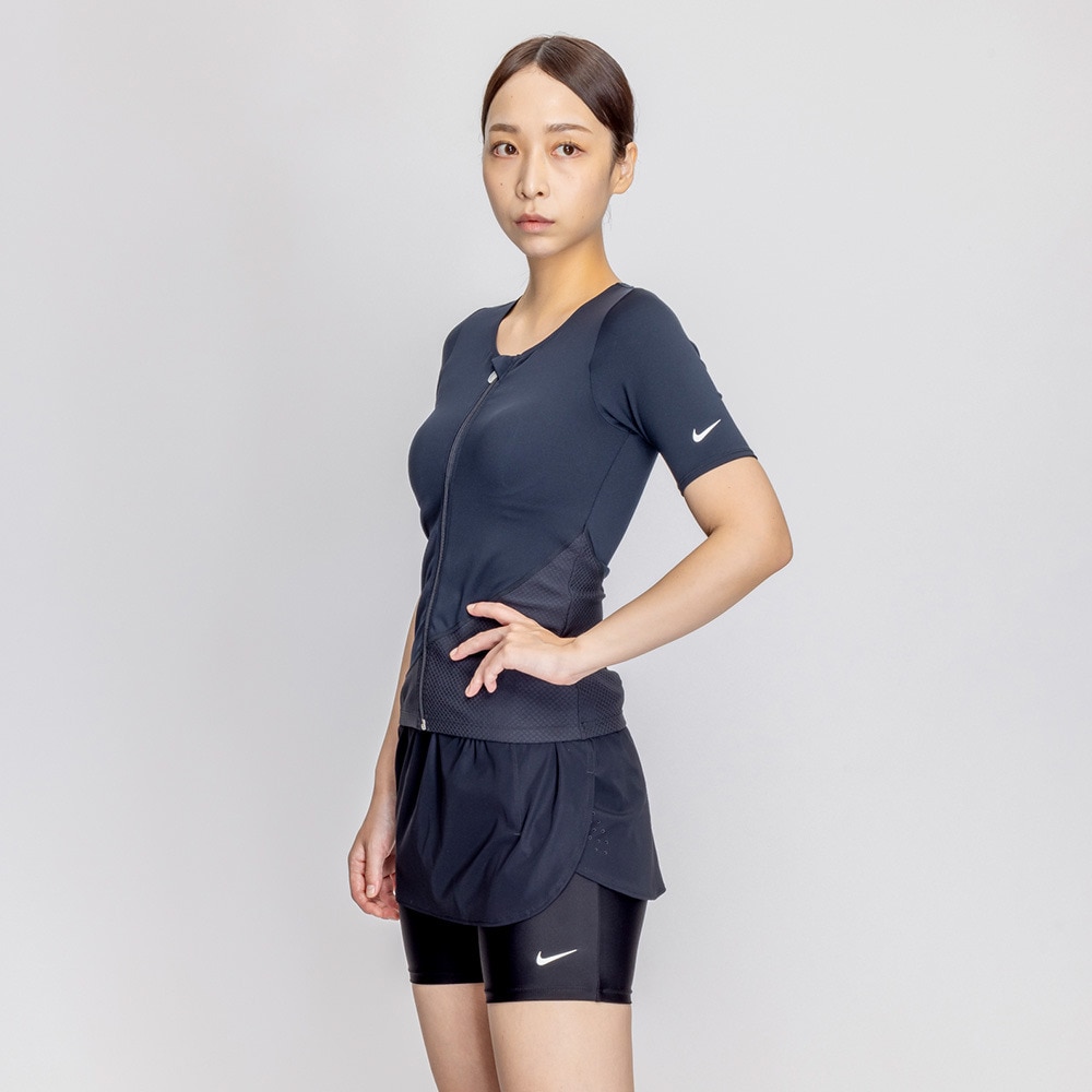 ナイキ（NIKE）（レディース）フィットネス水着 レディース 水泳 ジップ付き半袖 2in1 スカートショーツセパレーツ 2993126-009