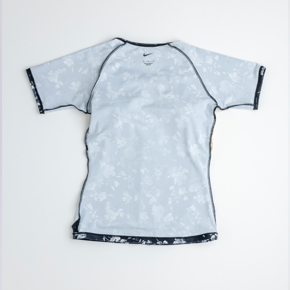 ナイキ（NIKE）（レディース）フィットネス水着 水泳 総柄ジップ付き半袖セパレーツ 上下セット 黒 M-3Lサイズ 2993149-009