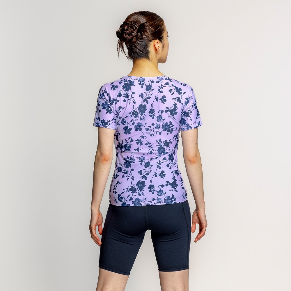 ナイキ（NIKE）（レディース）フィットネス水着 水泳 総柄ジップ付き半袖セパレーツ 上下セット 紫 M-LLサイズ 2993149-024 