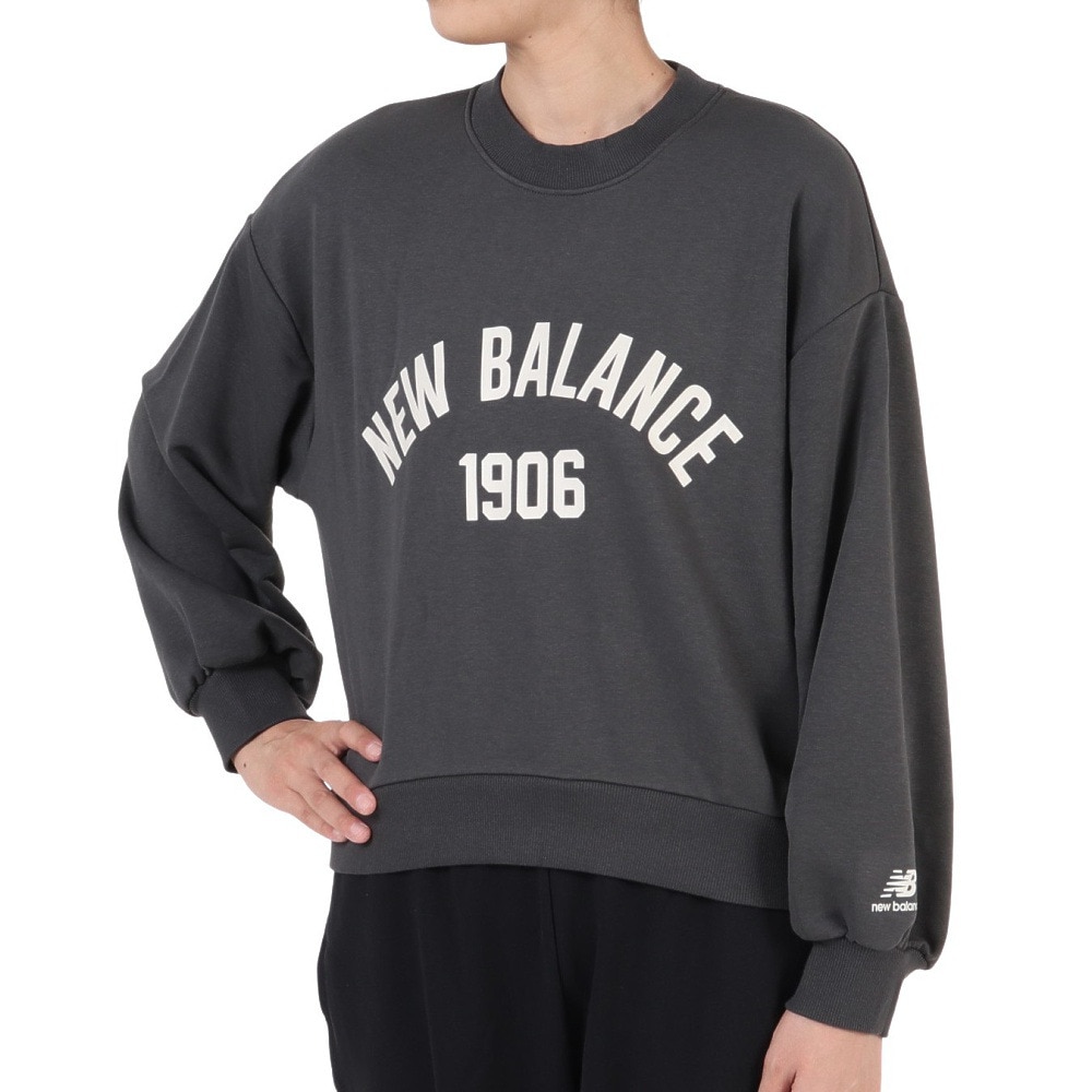 ニューバランス（new balance）（レディース）トレーナー レディース Essentials Varsity スウェットクルーネック WT33553ACK