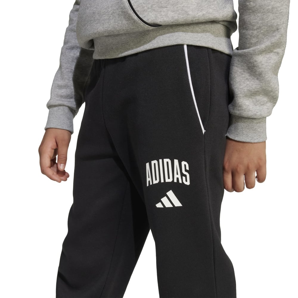 アディダス（adidas）（キッズ）キッズ シーズナル エッセンシャルズ カレッジ タイポグラフィ パンツ KLH27-JM1538