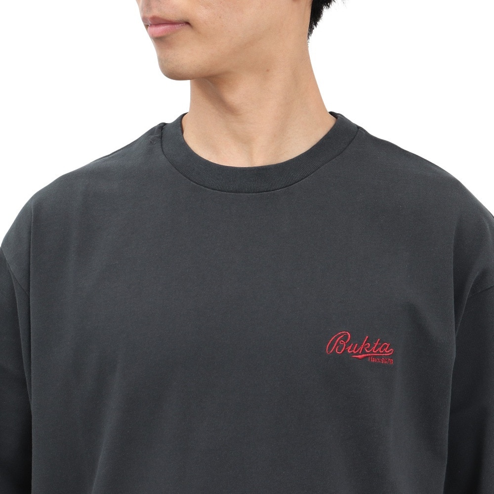 バクタ（BUKTA）（メンズ）ヘビーウェイトバックロゴ Tシャツ BU244580417 CHARCOAL