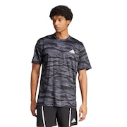 (メンズ)トレイン エッセンシャルズ カモ AOP 半袖Tシャツ KQC46