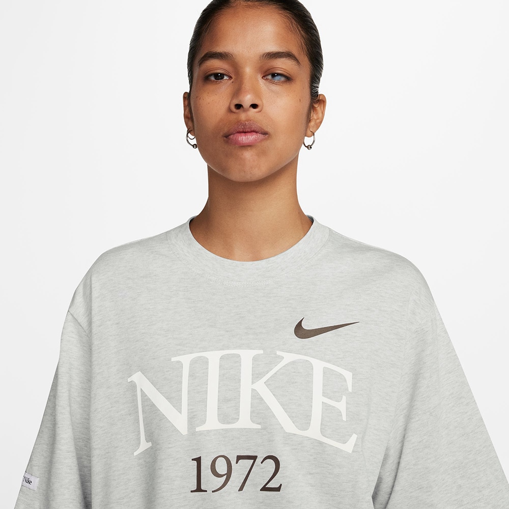 ナイキ（NIKE）（レディース）Tシャツ 半袖 スポーツウェア クラシック グレー ボックスシルエット ドロップショルダーFQ6601-051