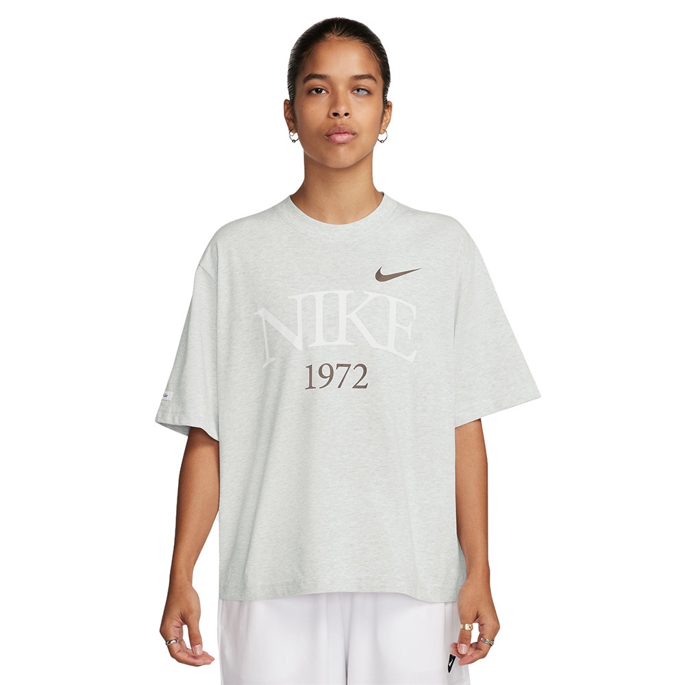 ナイキ（NIKE）（レディース）Tシャツ 半袖 スポーツウェア クラシック グレー ボックスシルエット ドロップショルダーFQ6601-051