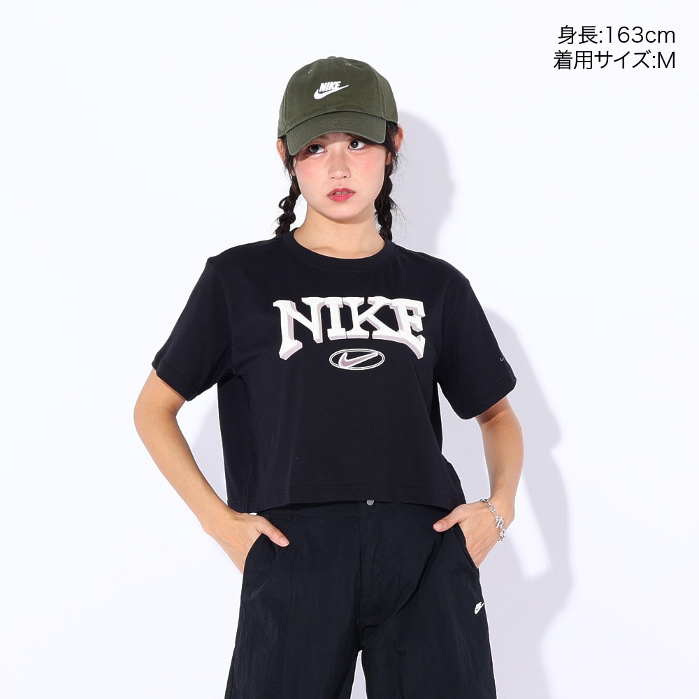 ナイキ（NIKE）（レディース）NSW OC VARZITY ショートスリーブ クロップドTシャツ FZ2856-010