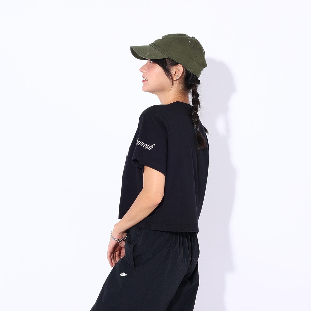 ナイキ（NIKE）（レディース）NSW OC VARZITY ショートスリーブ クロップドTシャツ FZ2856-010