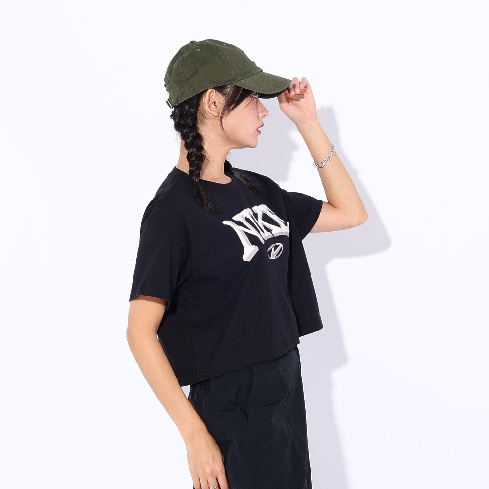 ナイキ（NIKE）（レディース）NSW OC VARZITY ショートスリーブ クロップドTシャツ FZ2856-010