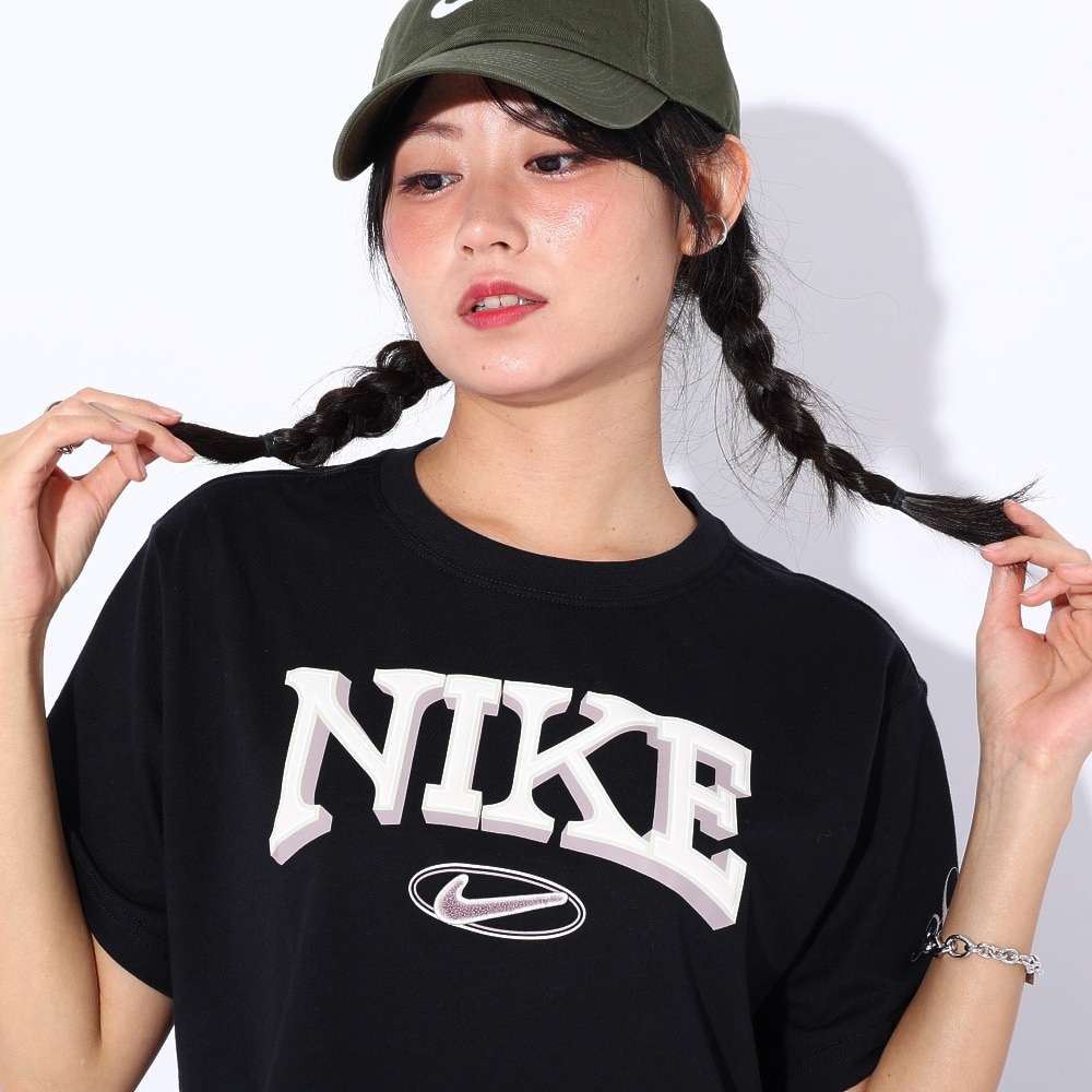 ナイキ（NIKE）（レディース）NSW OC VARZITY ショートスリーブ クロップドTシャツ FZ2856-010