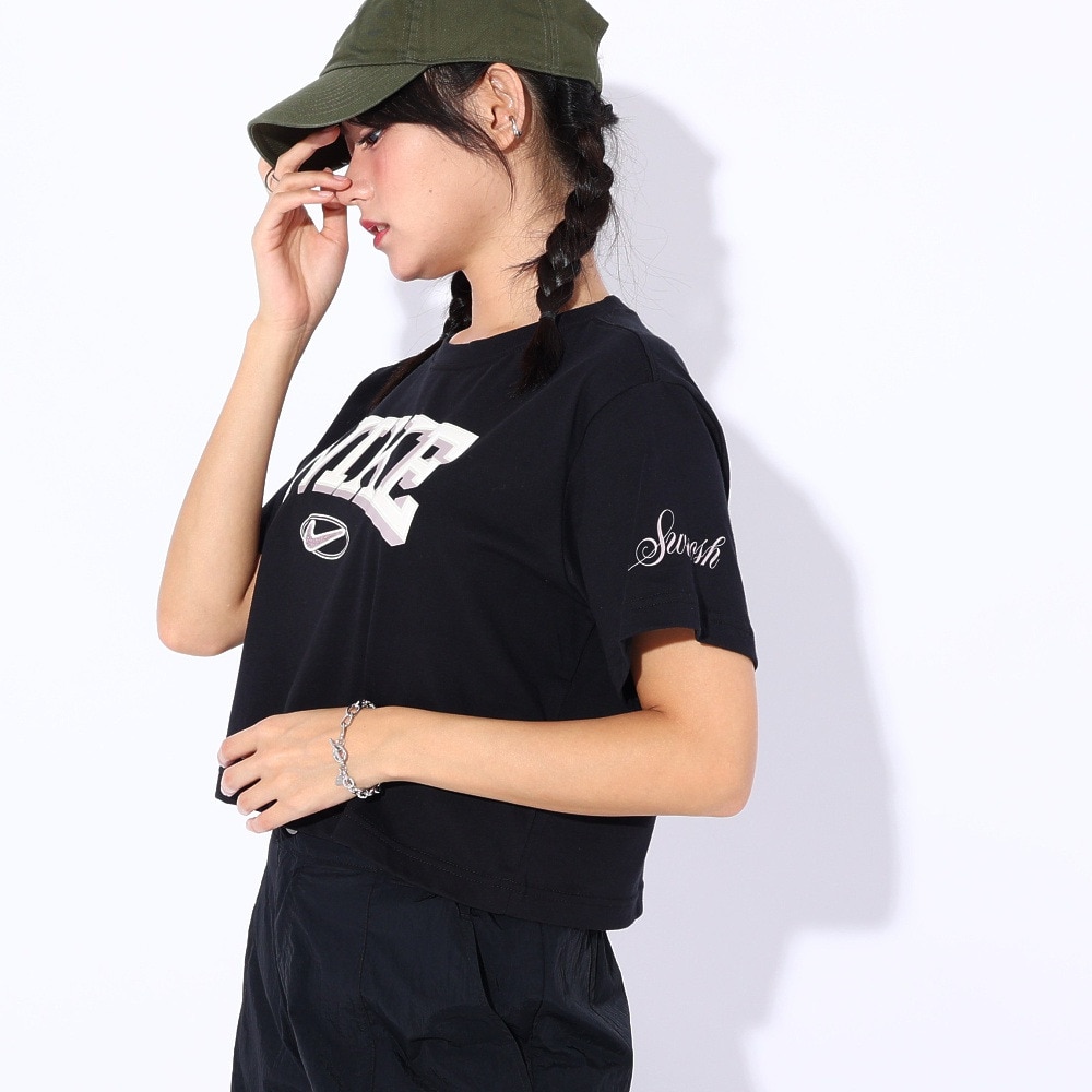 ナイキ（NIKE）（レディース）NSW OC VARZITY ショートスリーブ クロップドTシャツ FZ2856-010