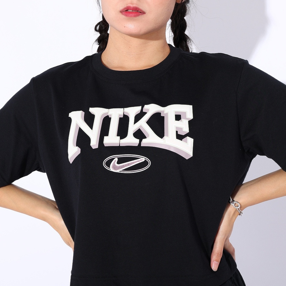 ナイキ（NIKE）（レディース）NSW OC VARZITY ショートスリーブ クロップドTシャツ FZ2856-010