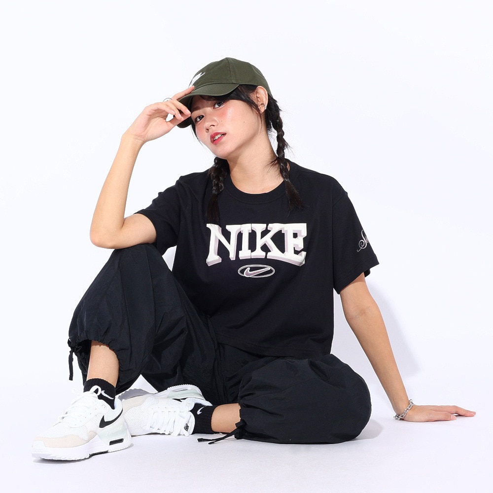 ナイキ（NIKE）（レディース）NSW OC VARZITY ショートスリーブ クロップドTシャツ FZ2856-010