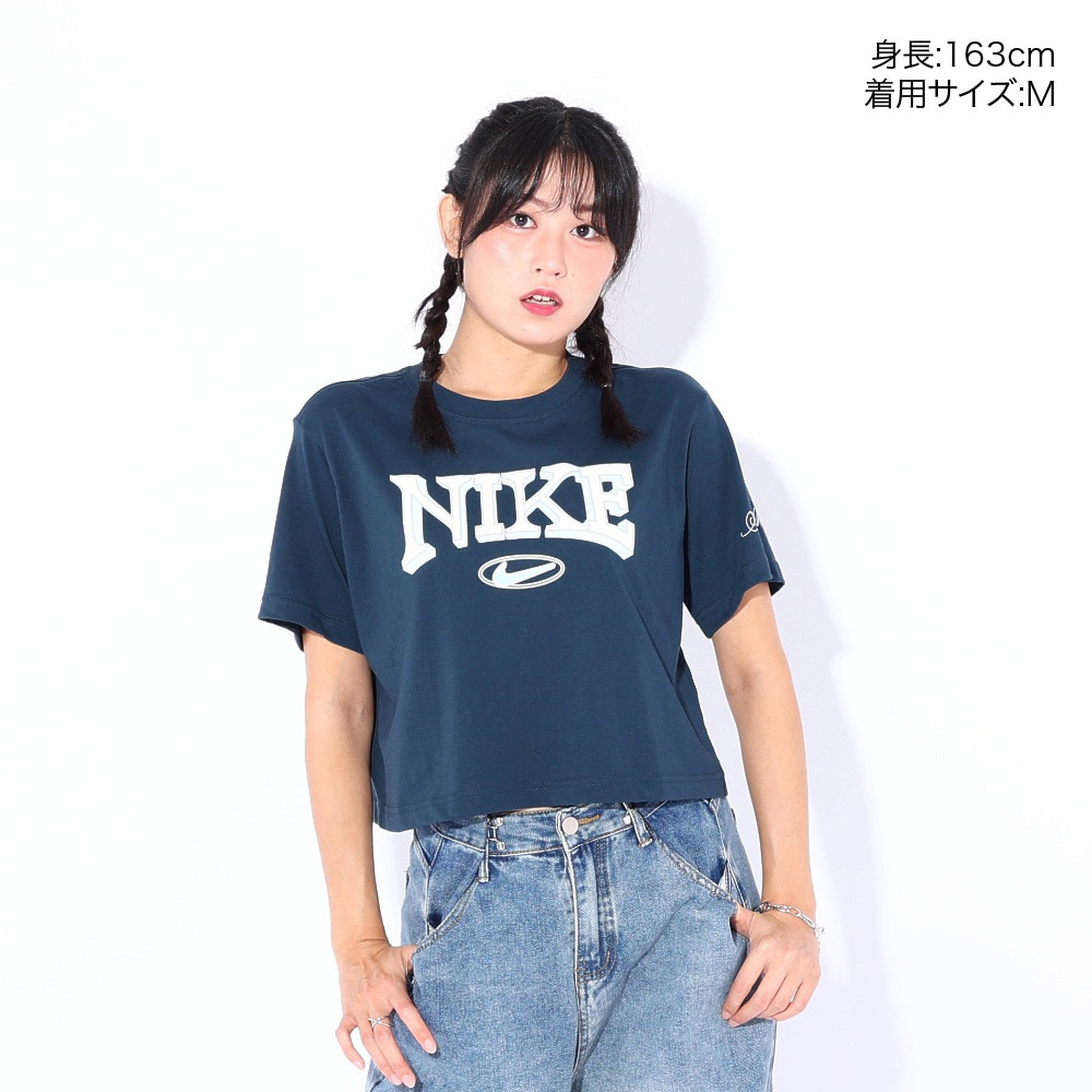 ナイキ（NIKE）（レディース）NSW OC VARZITY ショートスリーブ クロップドTシャツ FZ2856-478