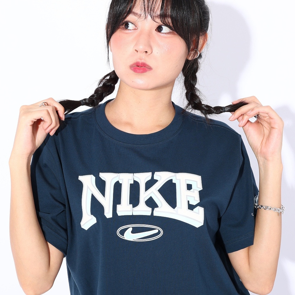 ナイキ（NIKE）（レディース）NSW OC VARZITY ショートスリーブ クロップドTシャツ FZ2856-478