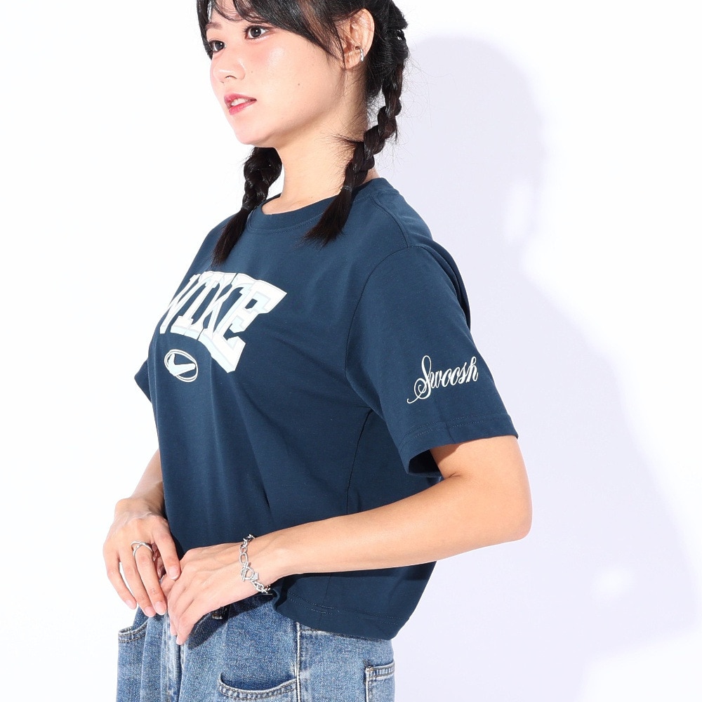 ナイキ（NIKE）（レディース）NSW OC VARZITY ショートスリーブ クロップドTシャツ FZ2856-478
