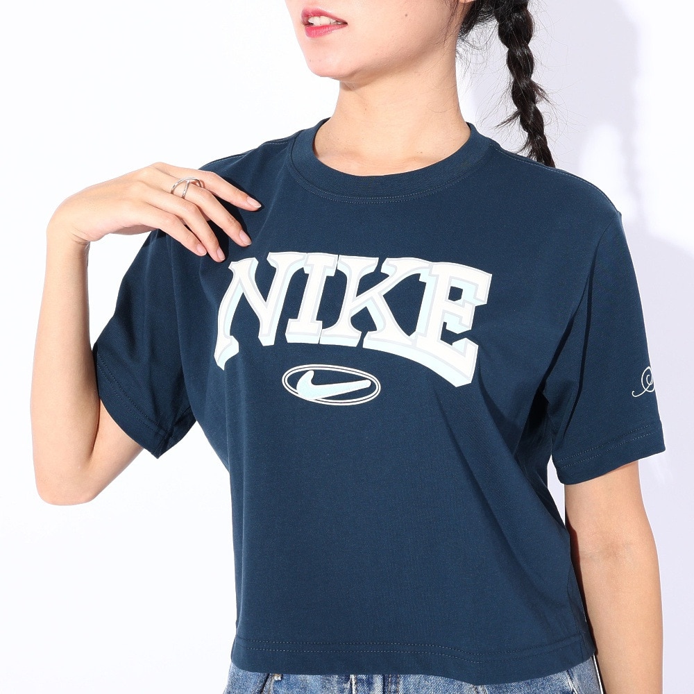 ナイキ（NIKE）（レディース）NSW OC VARZITY ショートスリーブ クロップドTシャツ FZ2856-478