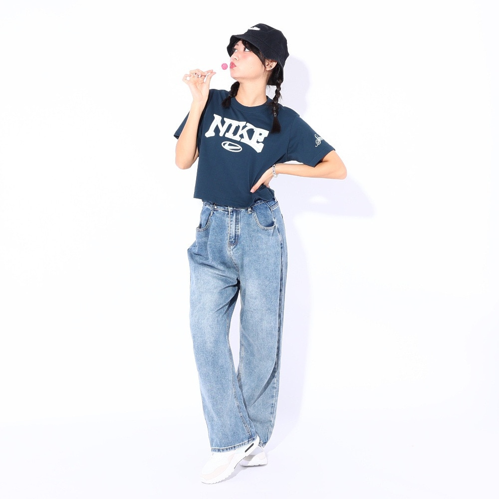 ナイキ（NIKE）（レディース）NSW OC VARZITY ショートスリーブ クロップドTシャツ FZ2856-478