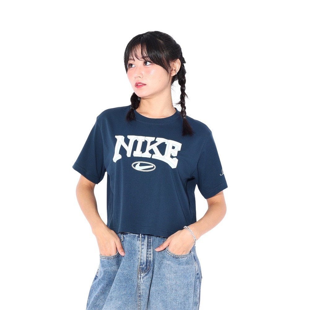 ナイキ（NIKE）（レディース）NSW OC VARZITY ショートスリーブ クロップドTシャツ FZ2856-478