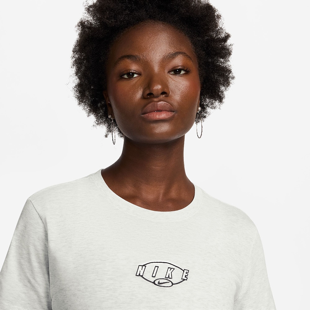 ナイキ（NIKE）（レディース）スポーツウェア クラブ 半袖 Tシャツ HF9699-051