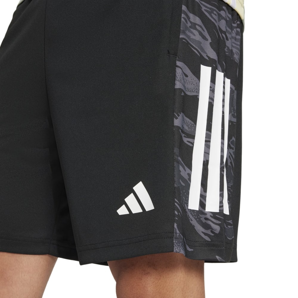 アディダス（adidas）（メンズ）トレイン エッセンシャルズ カモ スリーストライプスショーツ KTM83-JE5696