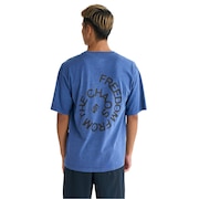 (メンズ)FREEDOM FROM 半袖Tシャツ 25SUQST252012IND