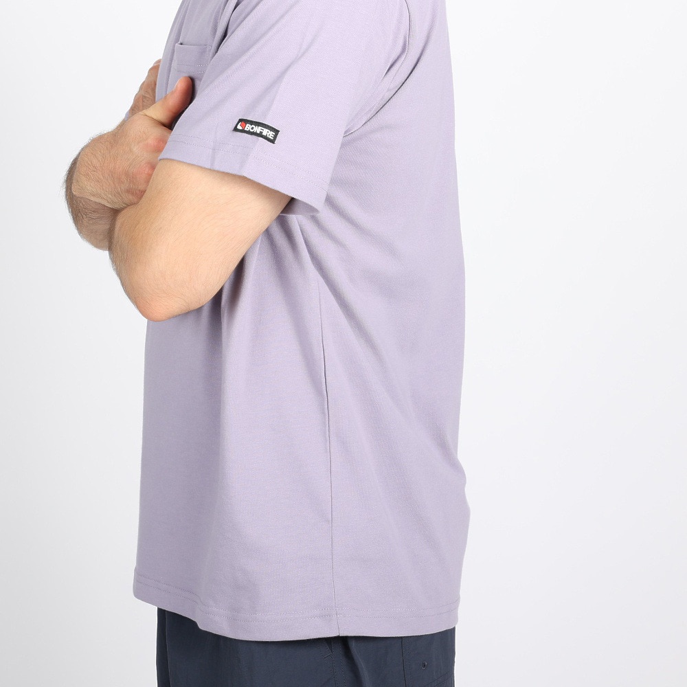 ボンファイア（Bonfire）（メンズ）Embroidery ポケット付き 半袖Tシャツ 50BNF3SCD2264 LVD ラベンダー