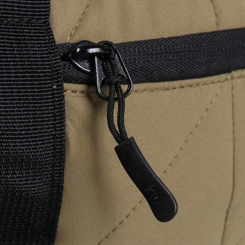 キウ（Kiu）（メンズ、レディース）スクエアパデッドミニボストンバッグ K476-906