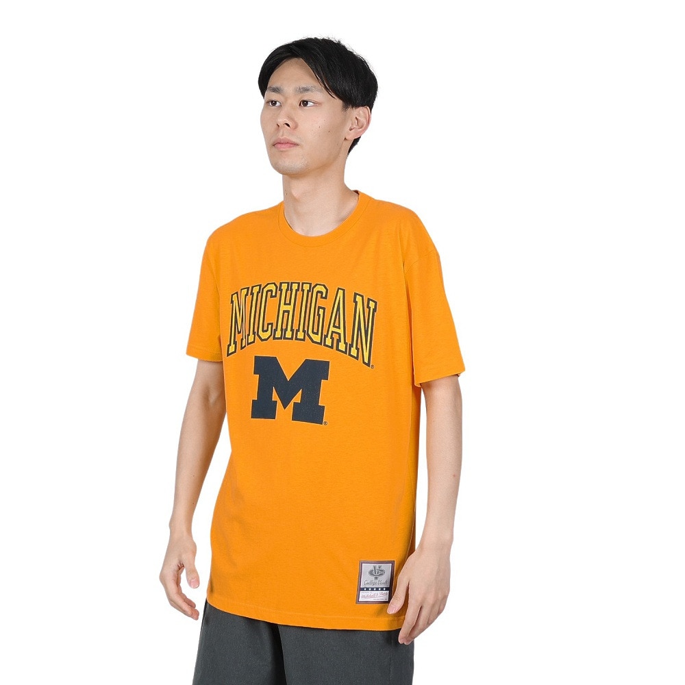 ミッチェルアンドネス（Mitchell&Ness）（メンズ）半袖Tシャツ メンズ NCAA ARCH LOGO TEE MICHIG BMTRTP21133-UMIGOLD