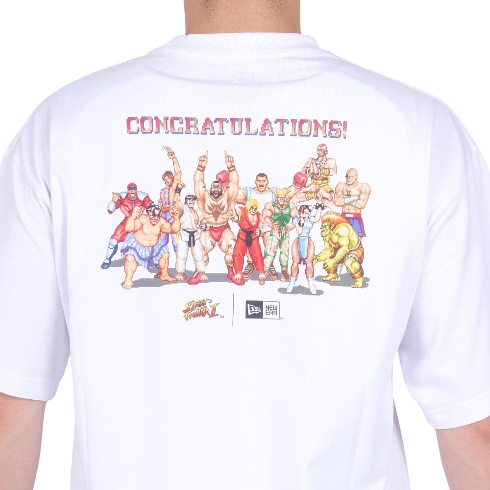 ニューエラ（NEW ERA）（メンズ、レディース）半袖 オーバーサイズド コットン Tシャツ ストリートファイター2 CONGRATULATIONS ホワイト 14124664
