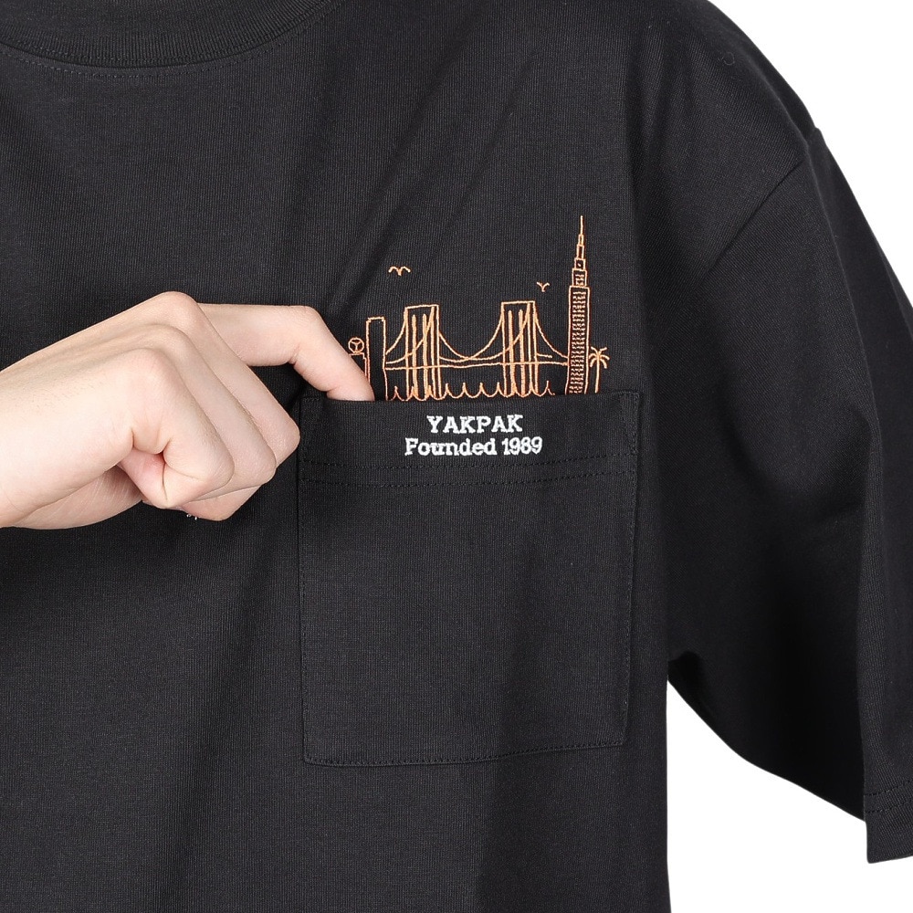 ヤックパック（YAK PAK）（メンズ、レディース）ブルックリン デザイン ポケット付き 半袖Tシャツ 4510002-01 BLK