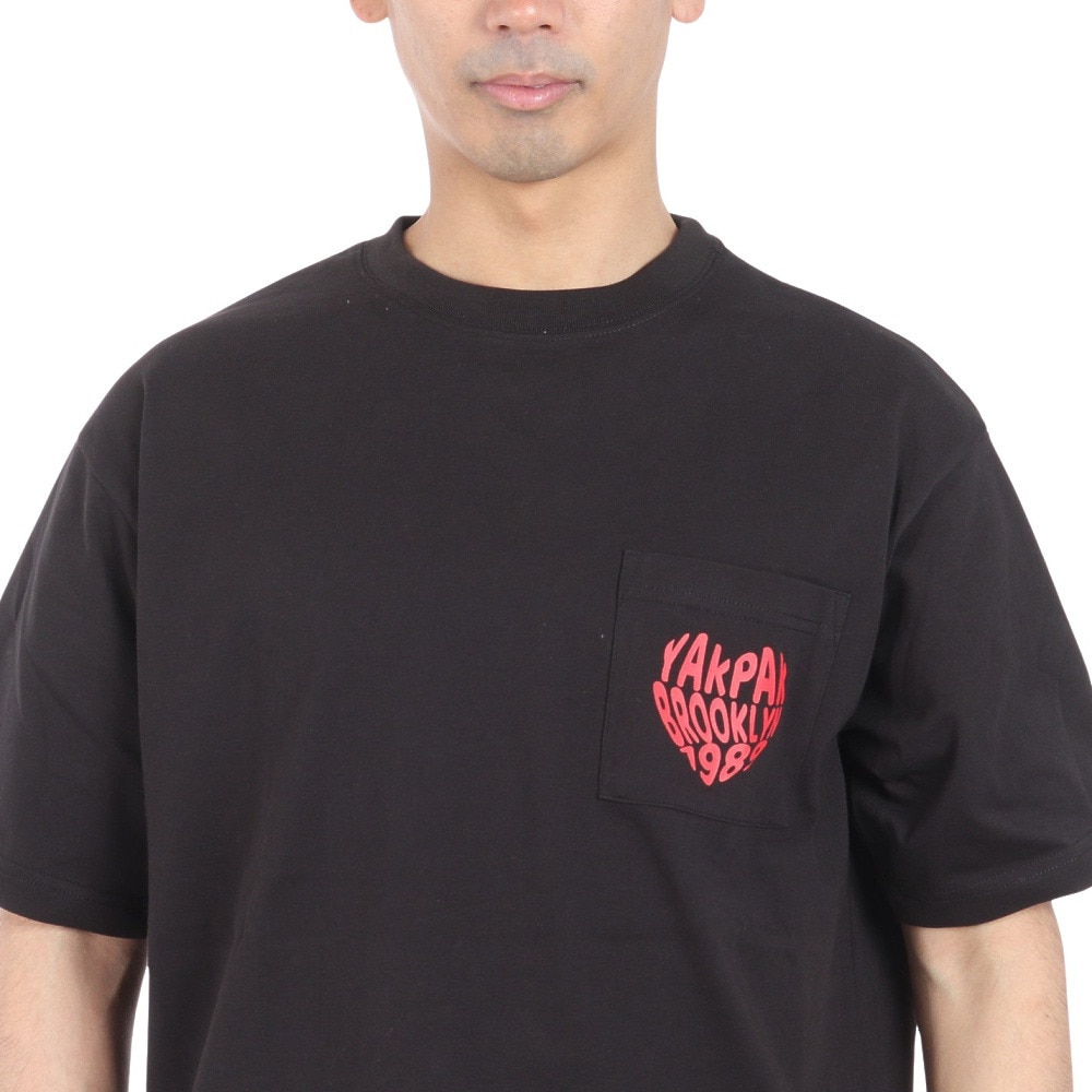 ヤックパック（YAK PAK）（メンズ、レディース）ハートロゴポケット付き 半袖Tシャツ 4510007-01 BLK
