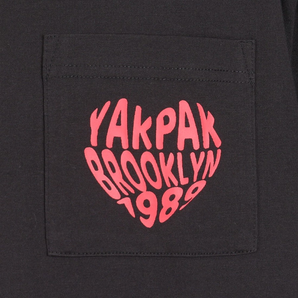 ヤックパック（YAK PAK）（メンズ、レディース）ハートロゴポケット付き 半袖Tシャツ 4510007-01 BLK