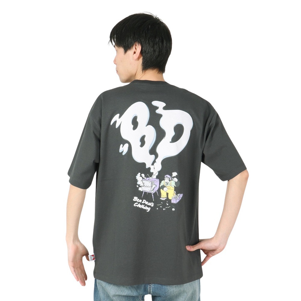 ベンデイビス（BEN DAVIS）（メンズ）スモーキングテレビ 半袖Tシャツ 24580024-CHA