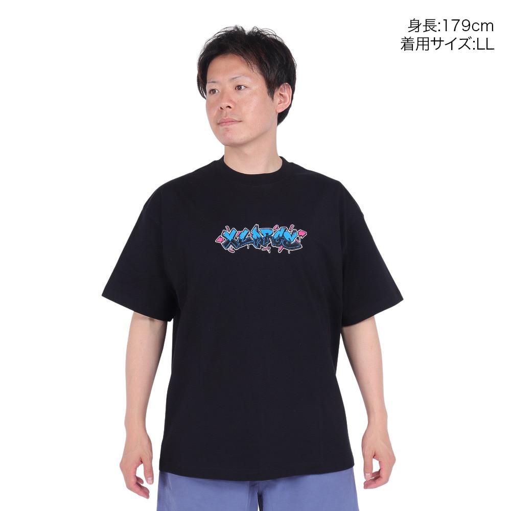 エクストララージ（XLARGE）（メンズ）AEROSOL GAFFITI ショートスリーブ Tシャツ 101242011032-BLACK