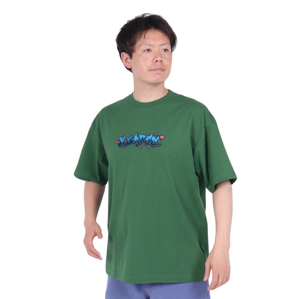 エクストララージ（XLARGE）（メンズ）AEROSOL GAFFITI ショートスリーブ Tシャツ 101242011032-GREEN