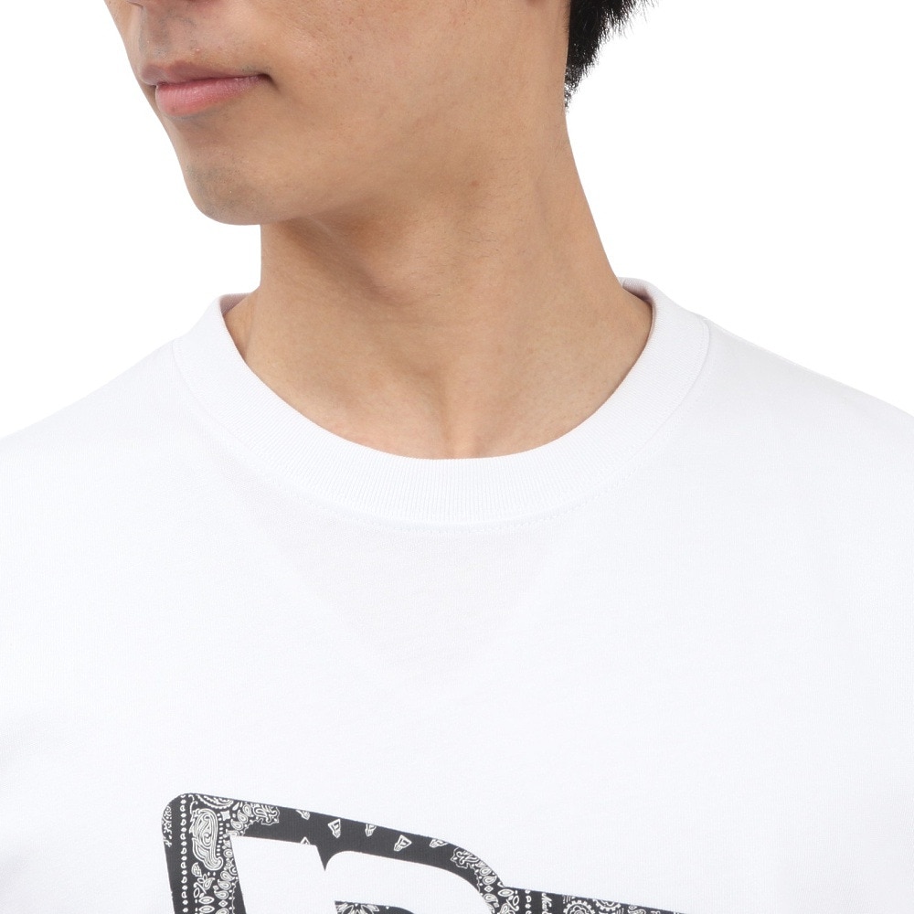ニューエラ（NEW ERA）（メンズ、レディース）コットン 半袖Tシャツ Floral Paisley フラッグロゴ 14410106
