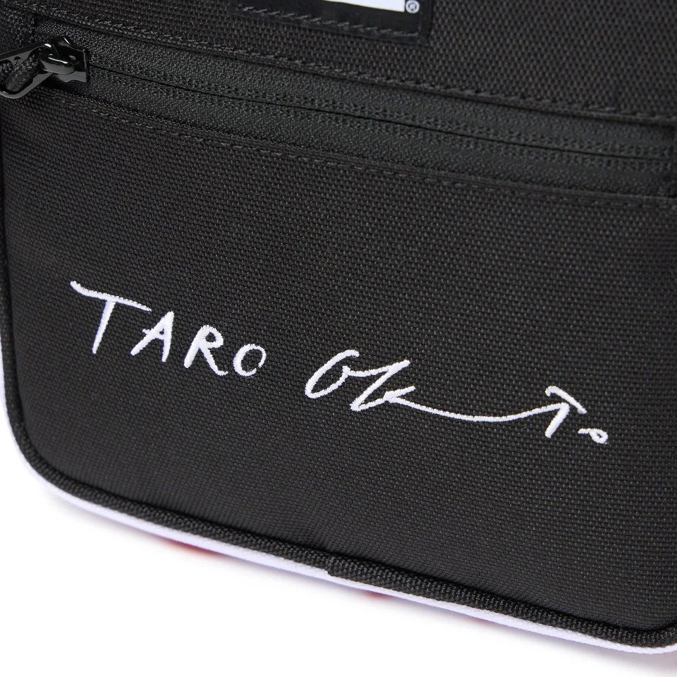 newera 岡本太郎　ポーチ　新品未使用品　タグ付き NEW ERA（ニューエラ） 岡本太郎 ネック ポーチ バッグ 0.3L NEW ERA