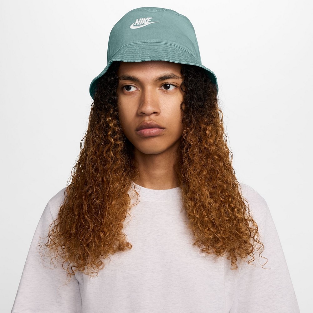 ナイキ（NIKE）（メンズ、レディース）ハット エイペックス フューチュラ ウォッシュ加工 バケットハット 緑 M-Lサイズ FB5381-017 バケハ 帽子