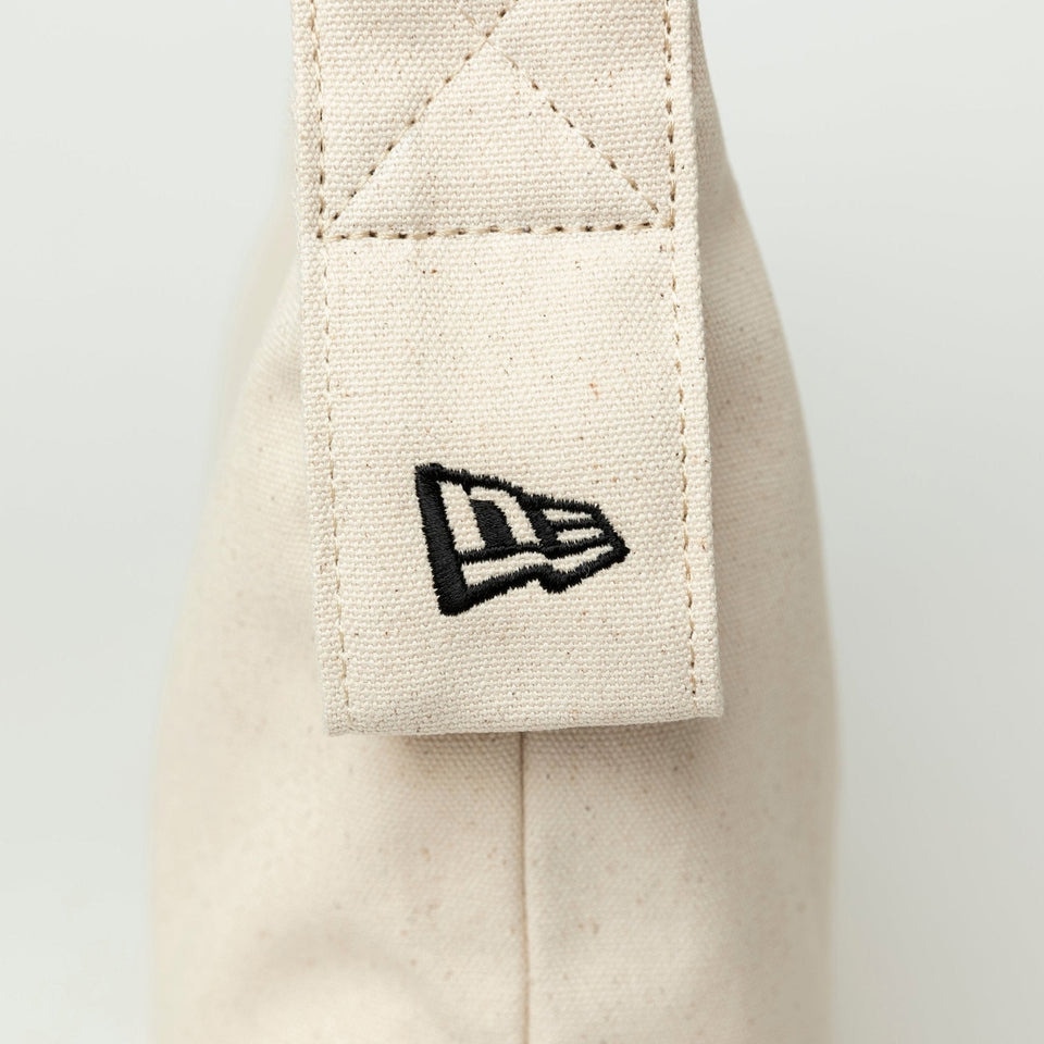 ニューエラ（NEW ERA）（メンズ、レディース）バック キャンバスショルダーバッグ 8L フラッグロゴ アイボリー 14521355 シンプルカジュアル