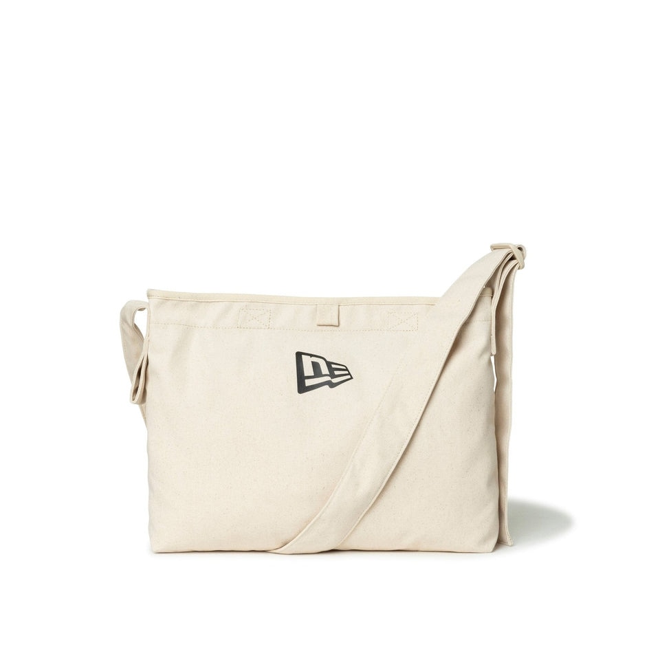 ニューエラ（NEW ERA）（メンズ、レディース）バック キャンバスショルダーバッグ 8L フラッグロゴ アイボリー 14521355 シンプルカジュアル