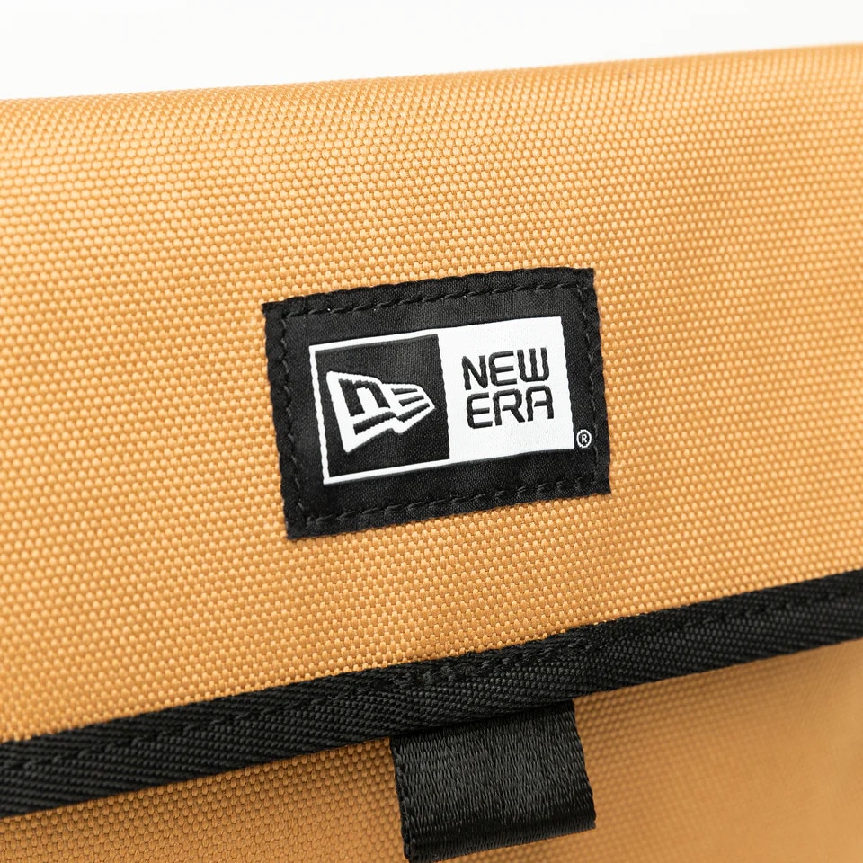 ニューエラ（NEW ERA）（メンズ、レディース）スクエア ネックポーチ 0.5L ボックスロゴ ライトブロンズ 13772344