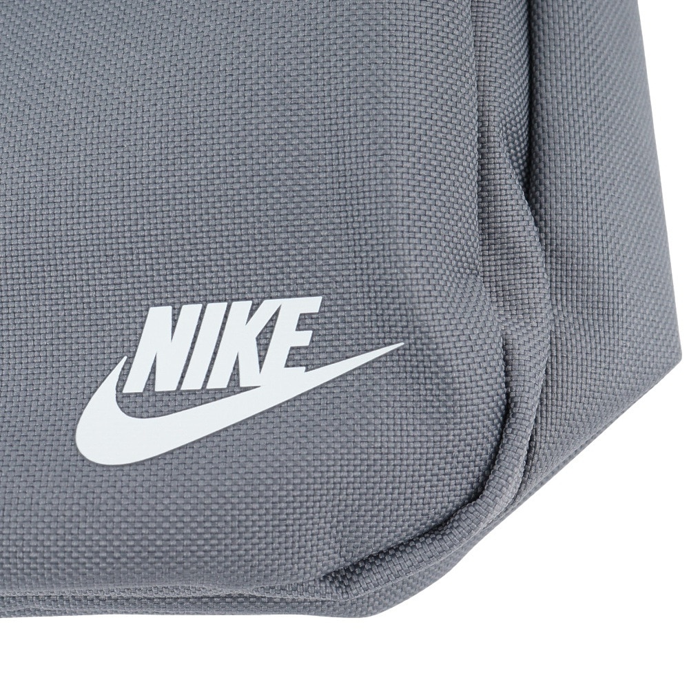ナイキ（NIKE）（メンズ、レディース）ショルダーバッグ ヘリテージ クロスボディ グレー 4L DB0456-084 お出かけ 外出 旅行 トラベル ロゴ おしゃれ シンプル