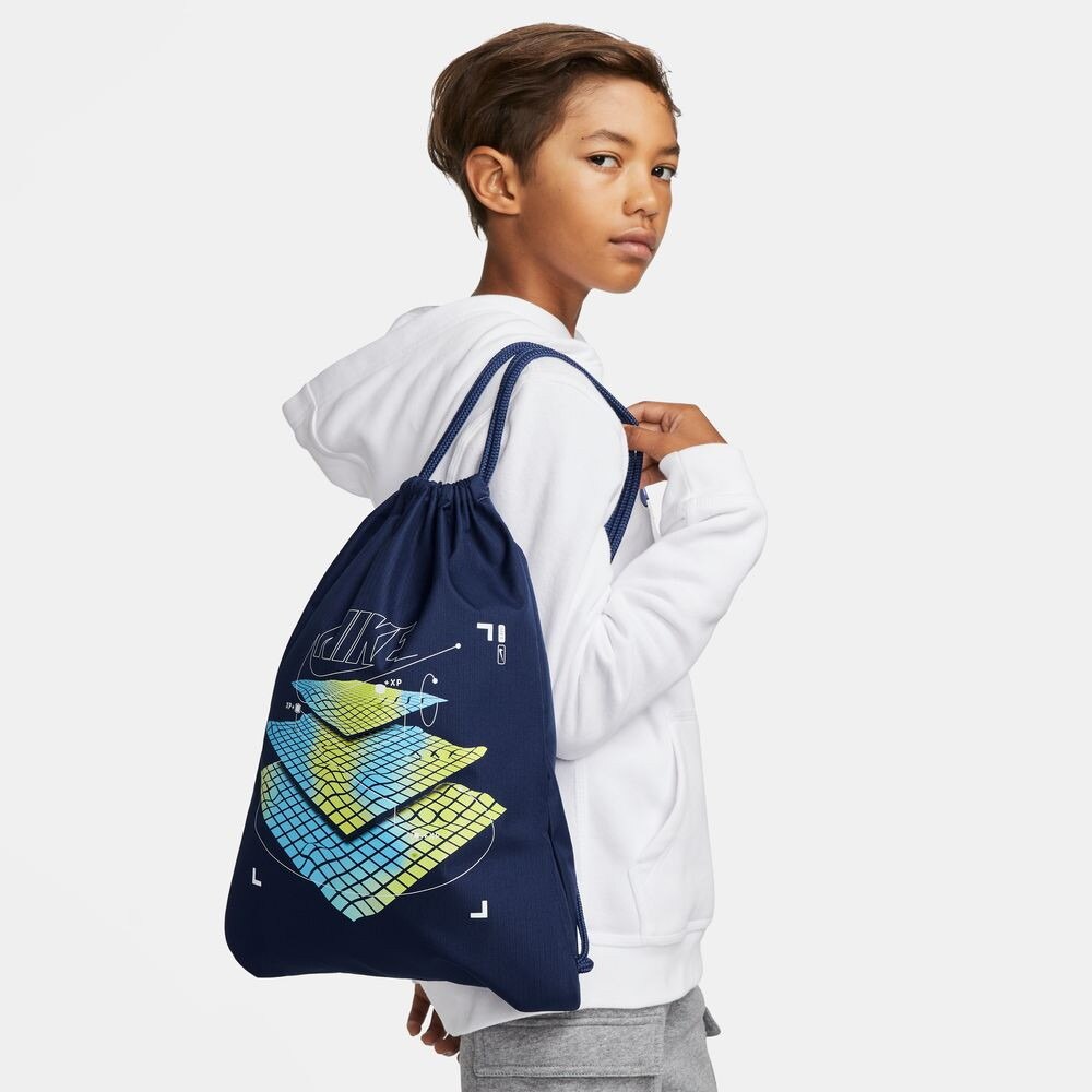 ナイキ（NIKE）（メンズ、レディース）ジュニア ドローストリング グラフィック ジムサック DR6105-410