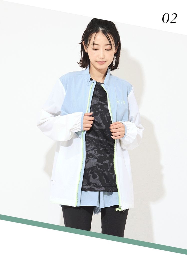 コーデが暗くなりがちな秋冬に、あえての「アイスブルー」アイテムがポイント！マーブル柄のTシャツならコーデに変化が生まれます。